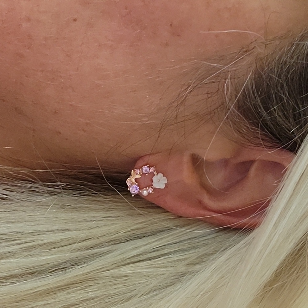 LAVENDER FLORAL WREATH STUD EARRINGS - Picture 3 of 8